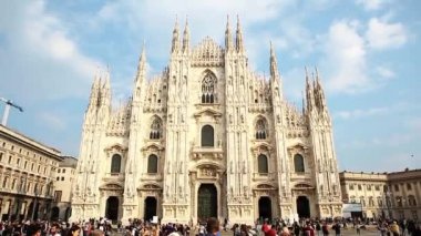 Milan, İtalya - 12 Ekim, 2018: Duomo görüntüleri veya Büyükşehir Katedrali-Bazilikası merkezi Milano City Saint Mary İsa'nın doğuşu. Güzel Katolik Tapınağı, en büyük İtalyan mermer Kilisesi.