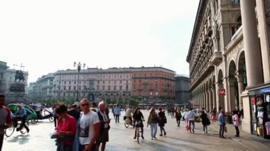 Milan, İtalya - 12 Ekim, 2018: Kral Victor Emmanuel II merkezi Milano Lombardia içinde heykeli ile güzel Piazza del Duomo Meydanı. Popüler turistik alan İtalyan moda başkenti. 