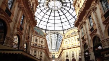 Milan, İtalya - 12 Ekim, 2018: Galleria Vittorio Emanuele görüntüleri. En eski İtalyan alışveriş merkezinde Milano merkezi. Lüks marka mağazaları ile popüler turistik cazibe. 