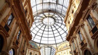 Milan, İtalya - 12 Ekim, 2018: Galleria Vittorio Emanuele görüntüleri. En eski İtalyan alışveriş merkezinde Milano merkezi. Lüks marka mağazaları ile popüler turistik cazibe. 
