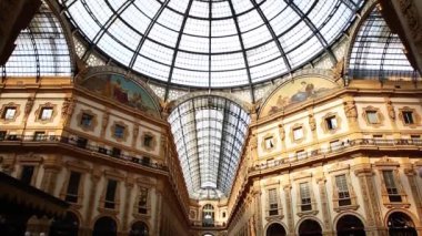 Milan, İtalya - 12 Ekim, 2018: Galleria Vittorio Emanuele görüntüleri. En eski İtalyan alışveriş merkezinde Milano merkezi. Lüks marka mağazaları ile popüler turistik cazibe. 