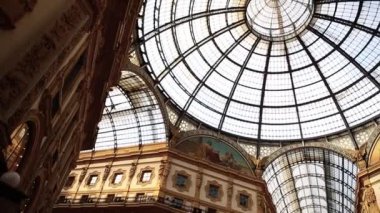 Milan, İtalya - 12 Ekim, 2018: Galleria Vittorio Emanuele görüntüleri. En eski İtalyan alışveriş merkezinde Milano merkezi. Lüks marka mağazaları ile popüler turistik cazibe. 