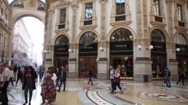 Milan, İtalya - 12 Ekim, 2018: Galleria Vittorio Emanuele görüntüleri. En eski İtalyan alışveriş merkezinde Milano merkezi. Lüks marka mağazaları ile popüler turistik cazibe. 
