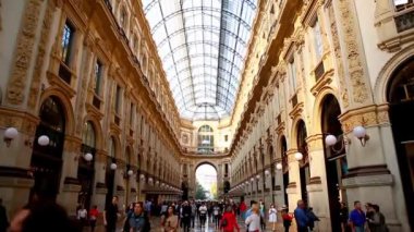 Milan, İtalya - 12 Ekim, 2018: Galleria Vittorio Emanuele görüntüleri. En eski İtalyan alışveriş merkezinde Milano merkezi. Lüks marka mağazaları ile popüler turistik cazibe. 