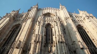 Milan, İtalya - 12 Ekim, 2018: Duomo görüntüleri veya Büyükşehir Katedrali-Bazilikası merkezi Milano City Saint Mary İsa'nın doğuşu. Güzel Katolik Tapınağı, en büyük İtalyan mermer Kilisesi.