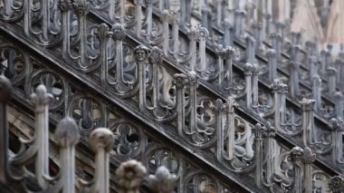 Milan, İtalya - 12 Ekim, 2018: Duomo görüntüleri veya Büyükşehir Katedrali-Bazilikası merkezi Milano City Saint Mary İsa'nın doğuşu. Güzel Katolik Tapınağı, en büyük İtalyan mermer Kilisesi.