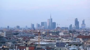 Milan, İtalya - 12 Ekim, 2018: Milano Lombardie bölgesinde güzel kent sokaklarında. Eski İtalyan şehir görüntüleri.