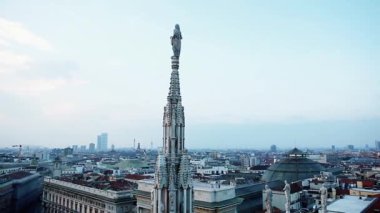 Milan, İtalya - 12 Ekim, 2018: Duomo görüntüleri veya Büyükşehir Katedrali-Bazilikası merkezi Milano City Saint Mary İsa'nın doğuşu. Güzel Katolik Tapınağı, en büyük İtalyan mermer Kilisesi. 