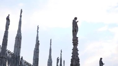 Milan, İtalya - 12 Ekim, 2018: Duomo görüntüleri veya Büyükşehir Katedrali-Bazilikası merkezi Milano City Saint Mary İsa'nın doğuşu. Güzel Katolik Tapınağı, en büyük İtalyan mermer Kilisesi.