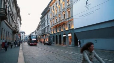 Milan, İtalya - 12 Ekim, 2018: Milano Lombardie bölgesinde güzel kent sokaklarında. Eski İtalyan şehir görüntüleri.