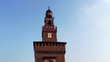 Milan, İtalya - 12 Ekim, 2018: Milano Sforza Kalesi. Eski İtalyan kule kompleks Sforzesco Catello Lombardiya. 