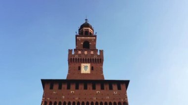 Milan, İtalya - 12 Ekim, 2018: Milano Sforza Kalesi. Eski İtalyan kule kompleks Sforzesco Catello Lombardiya. 