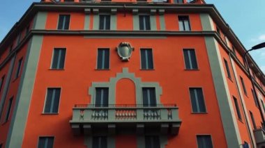 Milan, İtalya - 12 Ekim, 2018: güzel eski turuncu geleneksel İtalyan tarzında inşa Milano Merkez Binası.