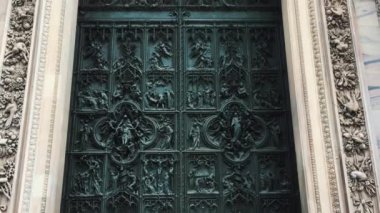 Milan, İtalya - 12 Ekim, 2018: Duomo görüntüleri veya Büyükşehir Katedrali-Bazilikası merkezi Milano City Saint Mary İsa'nın doğuşu. Güzel Katolik Tapınağı, en büyük İtalyan mermer Kilisesi. 