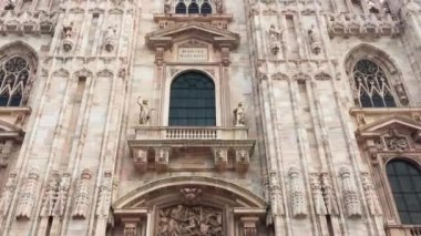 Milan, İtalya - 12 Ekim, 2018: şehir merkezinde Duomo. Dünya ünlü beyaz mermer katedral kilise Milano ', Lombardiya Nativity.Largest İtalyan Katolik Tapınağı Saint Mary için adanmış..