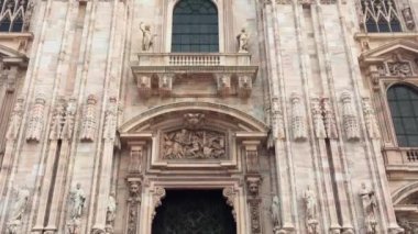 Milan, İtalya - 12 Ekim, 2018: şehir merkezinde Duomo. Dünya ünlü beyaz mermer katedral kilise Milano ', Lombardiya Nativity.Largest İtalyan Katolik Tapınağı Saint Mary için adanmış..