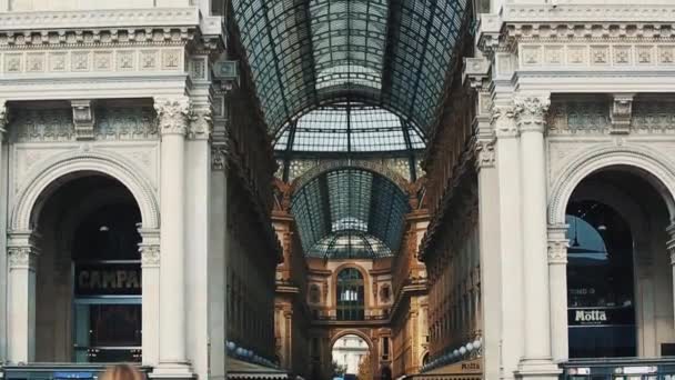 意大利米兰 2018年10月12日 埃马努埃莱广场镜头 米兰市中心最古老的意大利购物中心 有奢侈品牌商店的热门旅游景点 — 图库视频影像