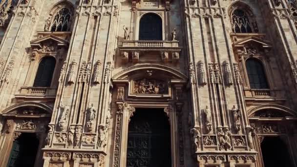 ミラノ イタリア 2018 映像のドゥオーモやミラノ センターの聖マリアのキリスト降誕のメトロポリタン大聖堂 美しいカトリック寺院 最大のイタリア大理石の教会 — ストック動画