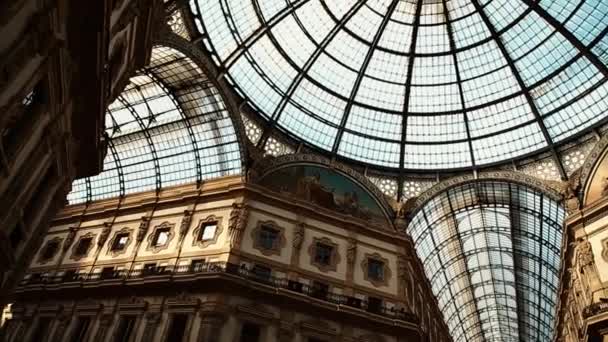 ミラノ イタリア 2018 ヴィットリオ エマヌエーレ 世のガレリアの映像 ミラノ中心部でのイタリア最古のショッピング ショッピング モール 高級ブランド — ストック動画