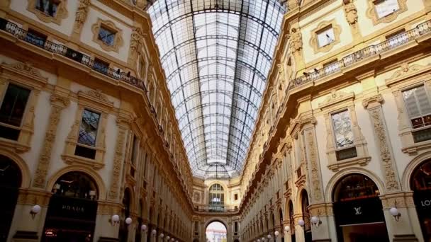 2018 밀라노 이탈리아 갤러리아 비토리오 에마누엘레 밀라노의 센터에 이탈리아 쇼핑몰입니다 — 비디오