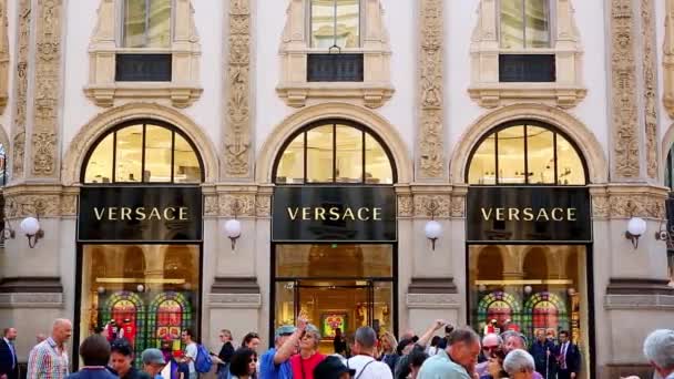 意大利米兰 2018年10月12日 埃马努埃莱广场镜头 在米兰市中心最古老的意大利购物中心 受欢迎的旅游景点与奢侈品牌商店 — 图库视频影像