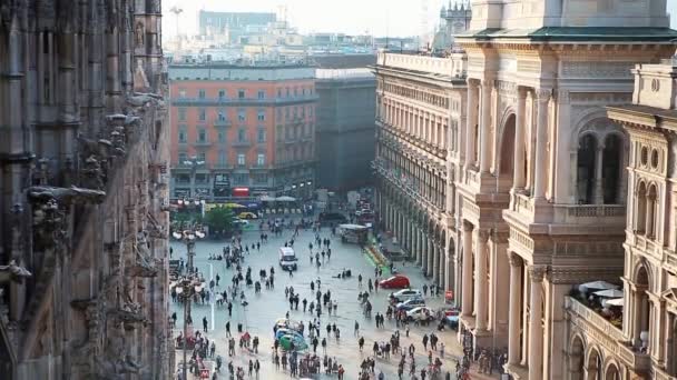 ミラノ イタリア 2018 ロンバルディア州のミラノの中心で王ヴィットーリオ エマヌエーレ 世像が美しいドゥオーモ広場 イタリアのファッションの首都で人気のある観光地 — ストック動画
