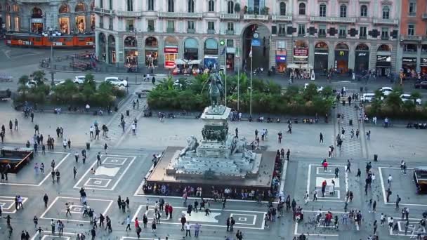 ミラノ イタリア 2018 ロンバルディア州のミラノの中心で王ヴィットーリオ エマヌエーレ 世像が美しいドゥオーモ広場 イタリアのファッションの首都で人気のある観光地 — ストック動画