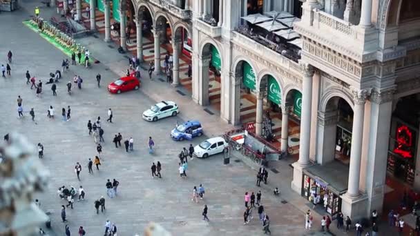 意大利米兰 2018年10月12日 美丽的大教堂广场 在伦巴第亚米兰市中心的国王维克多 伊伊雕像 意大利时尚之都热门旅游区 — 图库视频影像