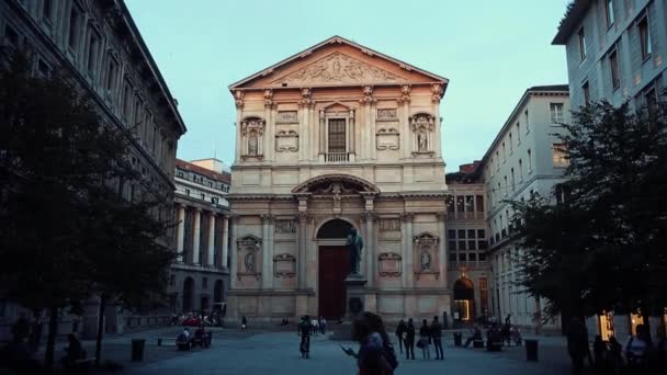 意大利米兰 2018年10月12日 在米兰市中心美丽的意大利建筑 伦巴第迪亚市 老天主教教会在晚上 — 图库视频影像