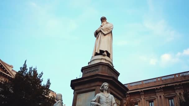 Milán Italia Octubre 2018 Estatua Del Legendario Leonardo Vinci Centro — Vídeo de stock