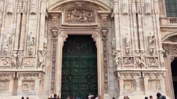 ミラノ イタリア 2018 市内中心部のドゥオモ 世界有名な白大理石大聖堂教会のミラノ ロンバルディアは Nativity Largest イタリア カトリック寺院の聖マリアに捧げ — ストック動画