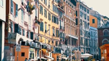 İtalya, Genova-12 Ekim, 2018: eski şehir limanı 'nda geleneksel renkli Italyan evler. Cenova popüler turist alanı.