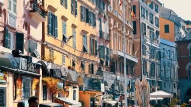 İtalya, Genova-12 Ekim, 2018: eski şehir limanı 'nda geleneksel renkli Italyan evler. Cenova popüler turist alanı.