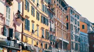 İtalya, Genova-12 Ekim, 2018: eski şehir limanı 'nda geleneksel renkli Italyan evler. Cenova popüler turist alanı.