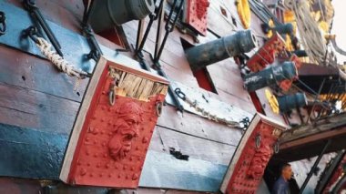 İtalya, Genova - 12 Ekim, 2018: Karayip Denizi Korsanları film ahşap tekne iskelesi Cenova şehir üzerinde. Eski korsan gemi modeliyle toplar ve yelken Harbor. Popüler turistik liman.