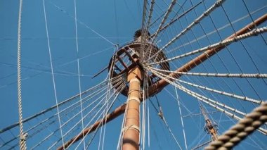 İtalya, Genova - 12 Ekim, 2018: Karayip Denizi Korsanları film ahşap tekne iskelesi Cenova şehir üzerinde. Eski korsan gemi modeliyle toplar ve yelken Harbor. Popüler turistik liman.