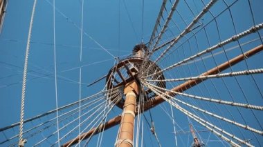 İtalya, Genova - 12 Ekim, 2018: Karayip Denizi Korsanları film ahşap tekne iskelesi Cenova şehir üzerinde. Eski korsan gemi modeliyle toplar ve yelken Harbor. Popüler turistik liman.