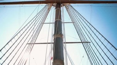İtalya, Genova - 12 Ekim, 2018: Karayip Denizi Korsanları film ahşap tekne iskelesi Cenova şehir üzerinde. Eski korsan gemi modeliyle toplar ve yelken Harbor. Popüler turistik liman.