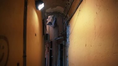 İtalya, Genova - 12 Ekim 2018: Cenova'nın dar sokakları, İtalyan Liguria bölgesinde Akdeniz kıyısındaki antik kent