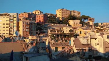 İtalya, Genova-12 Ekim, 2018: eski şehir limanı 'nda geleneksel renkli Italyan evler. Cenova popüler turist alanı.