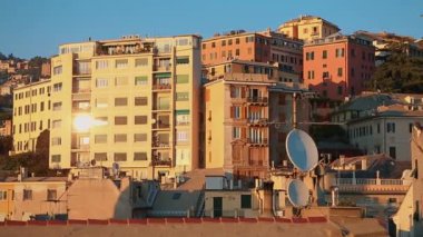 İtalya, Genova-12 Ekim, 2018: eski şehir limanı 'nda geleneksel renkli Italyan evler. Cenova popüler turist alanı.