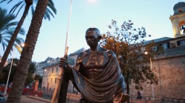 İtalya, Genova - 12 Ekim 2018: İtalya'nın Cenova kentinde Mahatma Ghandi Heykeli