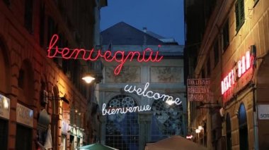 İtalya, Genova - 12 Ekim 2018: Geleneksel Ligurian yemekleri ile Cenova.Street restoranlarında Old City Port alanı. Popüler turistik alanda Antik İtalyan mimarisi. İtalyan rivierasında seyahat noktası