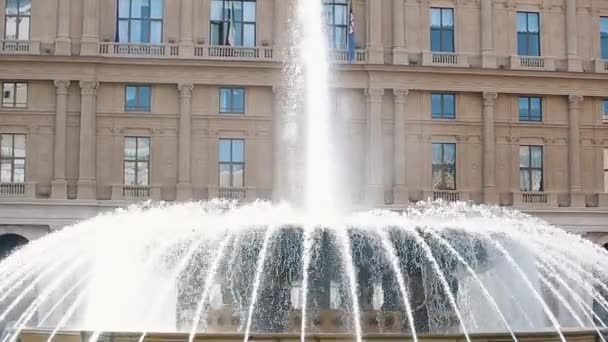 意大利 热那亚 2018年10月12日 在热那亚市中心的法拉利广场上美丽的老喷泉 利古里亚地区的热门旅游目的地 — 图库视频影像