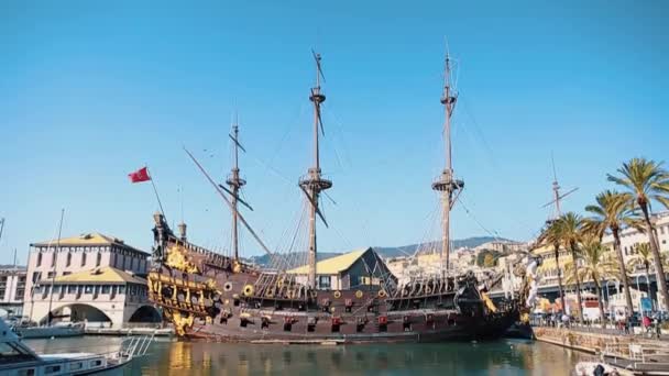 意大利 热那亚 2018年10月12日 在热那亚市码头上拍摄的电影 加勒比海海盗 中的木船 古代海盗船模型与大炮 帆在港口 港口热门旅游景点 — 图库视频影像