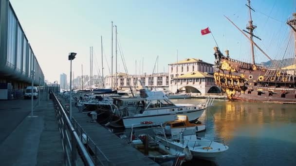 イタリア ジェノバ 2018 ジェノバ市の桟橋でカリブ海の映画の海賊から木造船 帆港と古代の海賊船モデル ポートで人気のある観光名所 — ストック動画