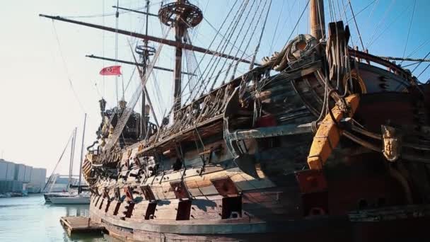 Włochy Genova Października 2018 Drewnianą Łodzią Filmu Piraci Karaibów Morza — Wideo stockowe
