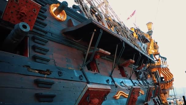 Ιταλία Γένοβα Οκτωβρίου 2018 Ξύλινη Βάρκα Από Ταινία Πειρατές Της — Αρχείο Βίντεο
