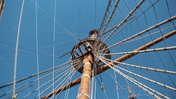 イタリア ジェノバ 2018 ジェノバ市の桟橋でカリブ海の映画の海賊から木造船 帆港と古代の海賊船モデル ポートで人気のある観光名所 — ストック動画