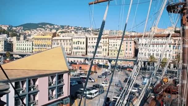 意大利 热那亚 2018年10月12日 在热那亚市码头上拍摄的电影 加勒比海海盗 中的木船 古代海盗船模型与大炮 帆在港口 港口热门旅游景点 — 图库视频影像